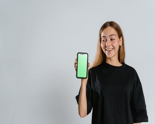 Smartphone presenting a fictional beginner-friendly gaming demonstration